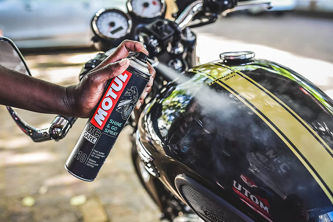 Motul MC Care E10 Shine & Go Spray - Detergente per plastica 400 ml